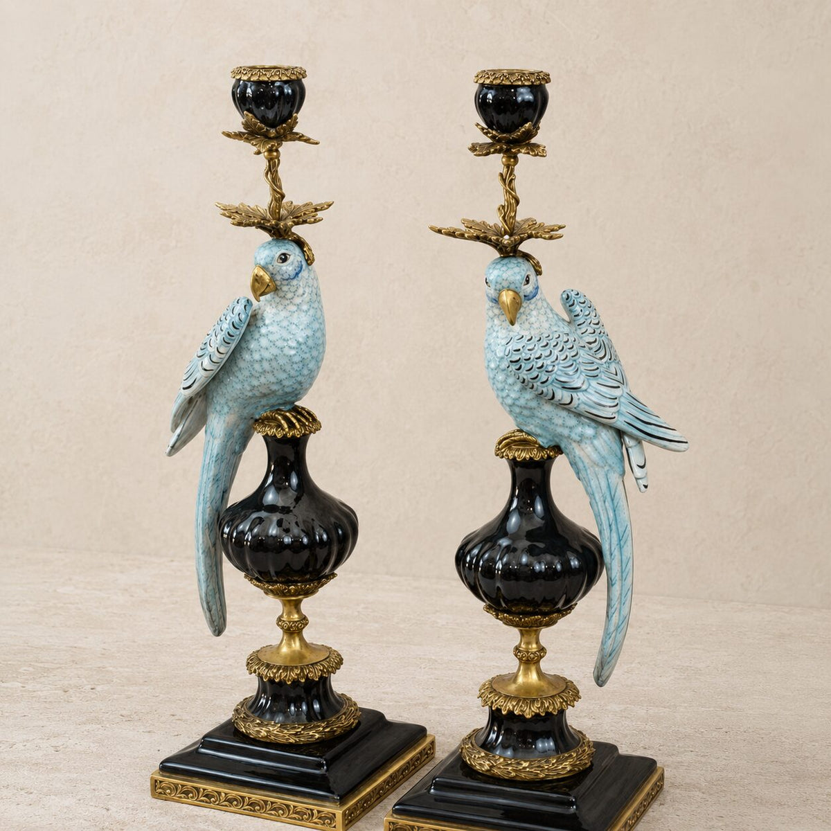 Paire de bougeoirs perroquets en porcelaine et bronze doré, vue d'ensemble angle