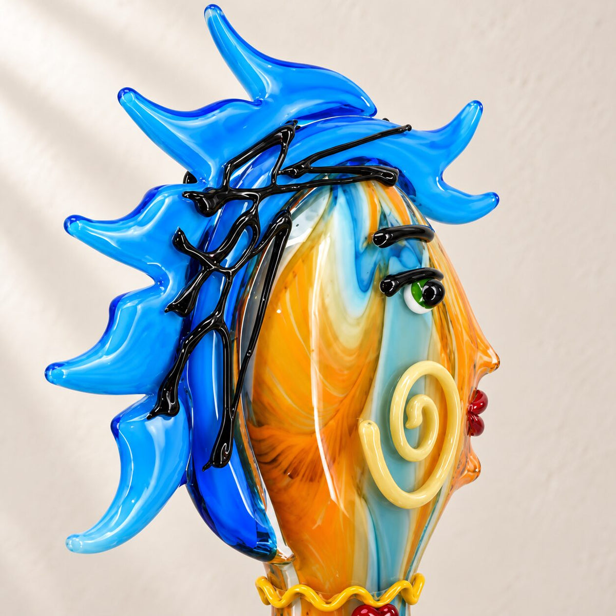 Visage féminin stylisé en verre soufflé bleu cobalt, vue d'ensemble