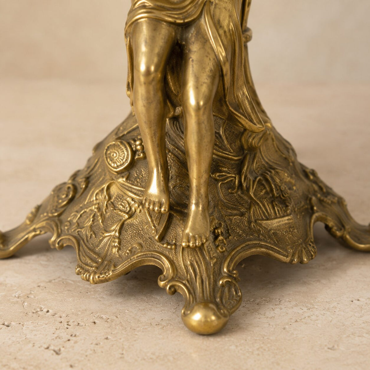 Surtout de table en bronze doré et porcelaine à décor floral, détail pieds socle
