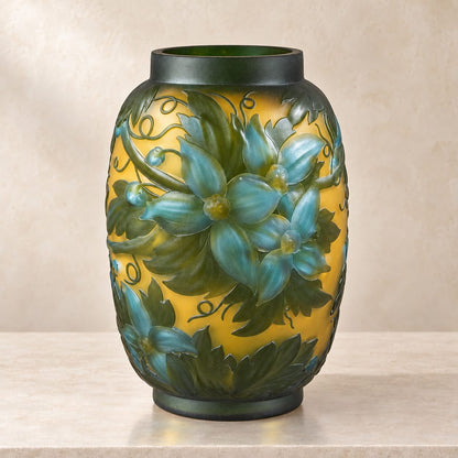 Vase camée Art Nouveau à décor de clématites vertes et bleues, vue de trois quarts