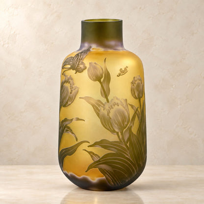 Vase camée en pâte de verre décor tulipes et papillon, vue de trois quarts