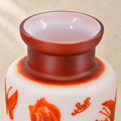 Vase camée en pâte de verre décor tulipes, style Gallé, détail col et inscription gravée