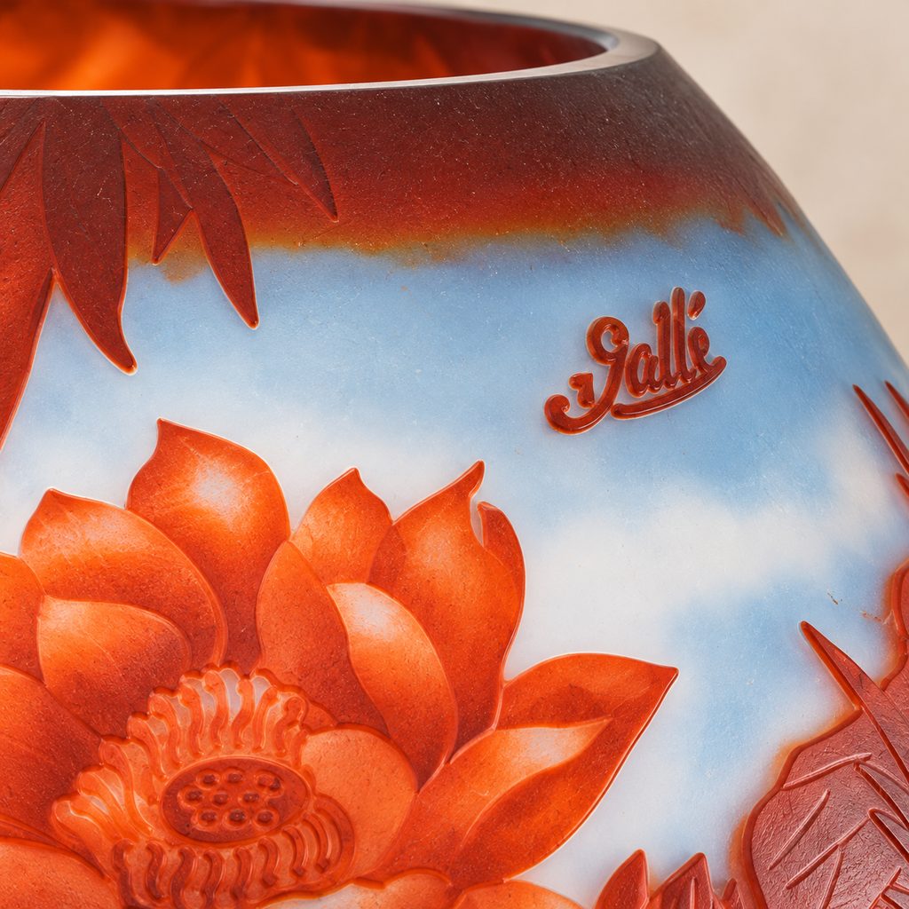 Vase camée en verre multicouche à décor de nénuphars, détail et inscription gravée nénuphar