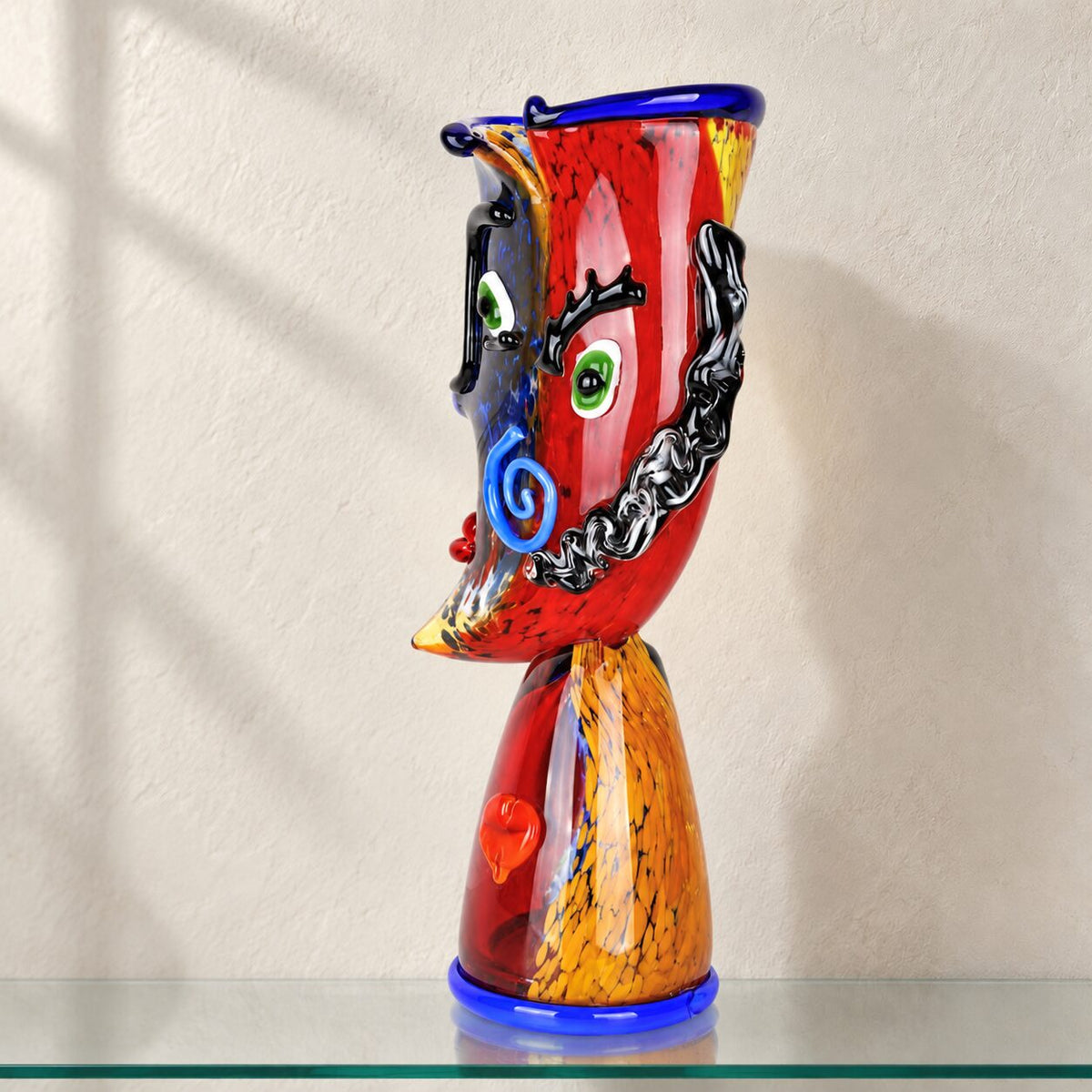 Vase sculpture visage cubiste de face en verre polychrome style Murano, vue de face angle 2