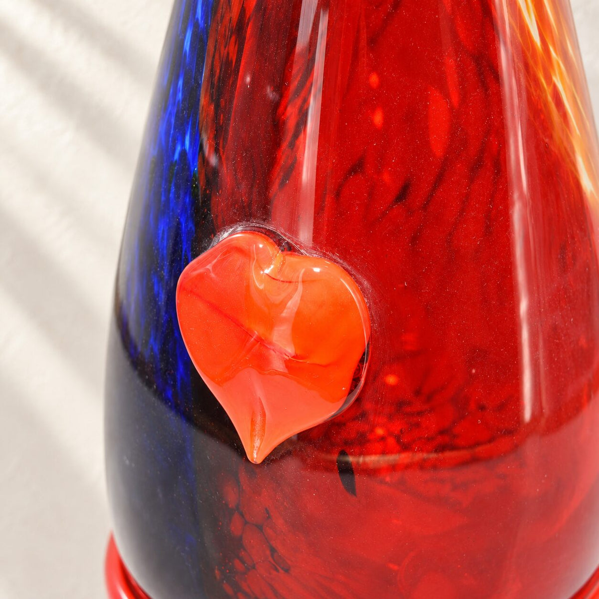 Vase sculpture visage cubiste de profil en verre polychrome style Murano, détail cœur rouge pied gros plan