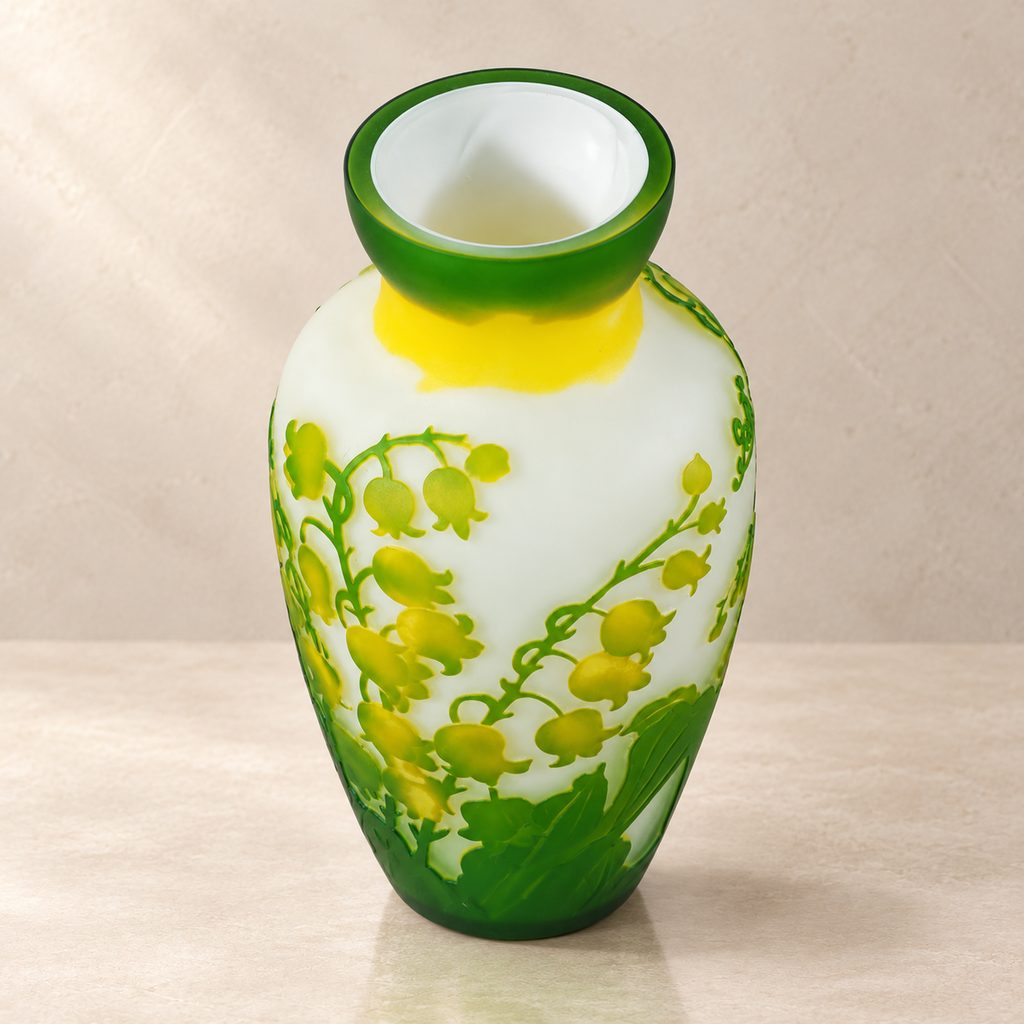 Vase en verre camée décor muguet vert et jaune, vue plongeante sur l'ouverture