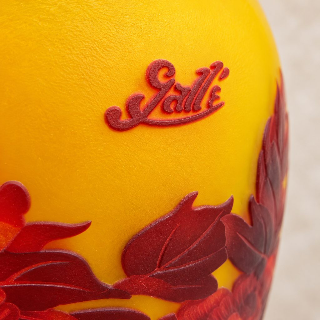 Vase en verre multicouche décor pivoines et papillon, détail de l'inscription gravée