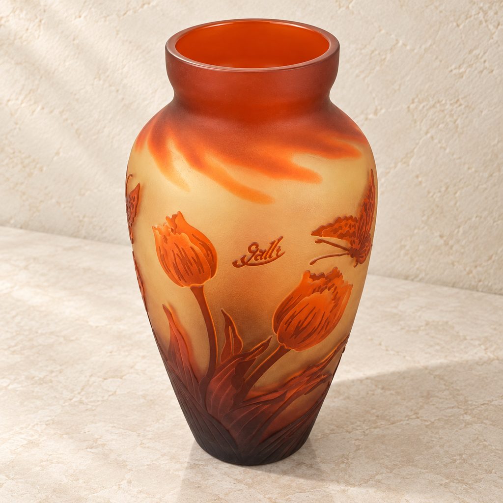 Vase en verre multicouche décor tulipes et papillon, vue de trois quarts