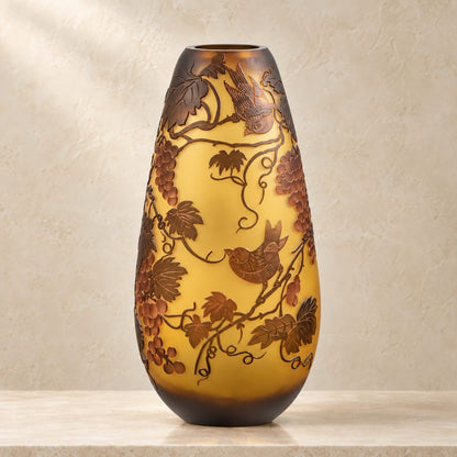 Vase en verre multicouche à décor de vigne et raisins, vue de trois quarts