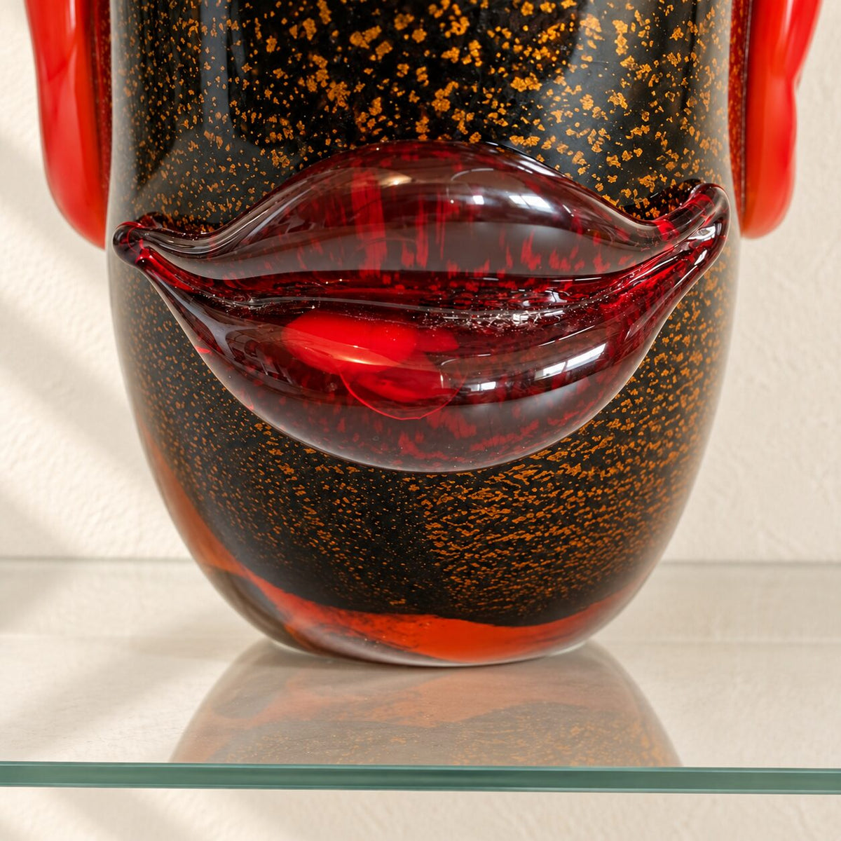 Vase visage abstrait en verre style Murano orange et noir, détail bouche rouge dos