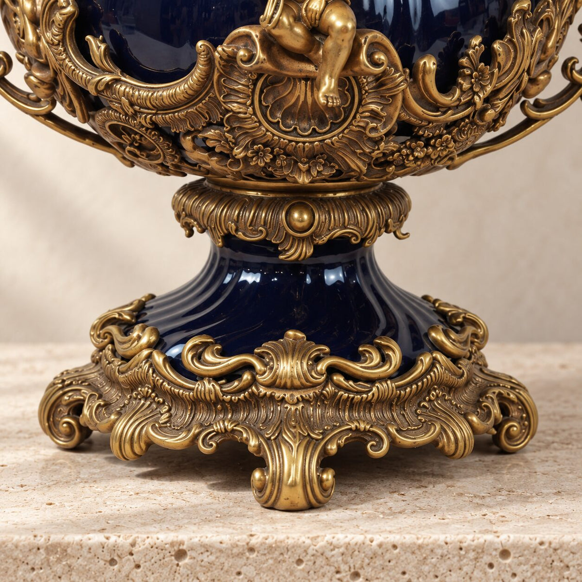 Grande urne couverte en porcelaine bleu cobalt et bronze doré, détail base pieds