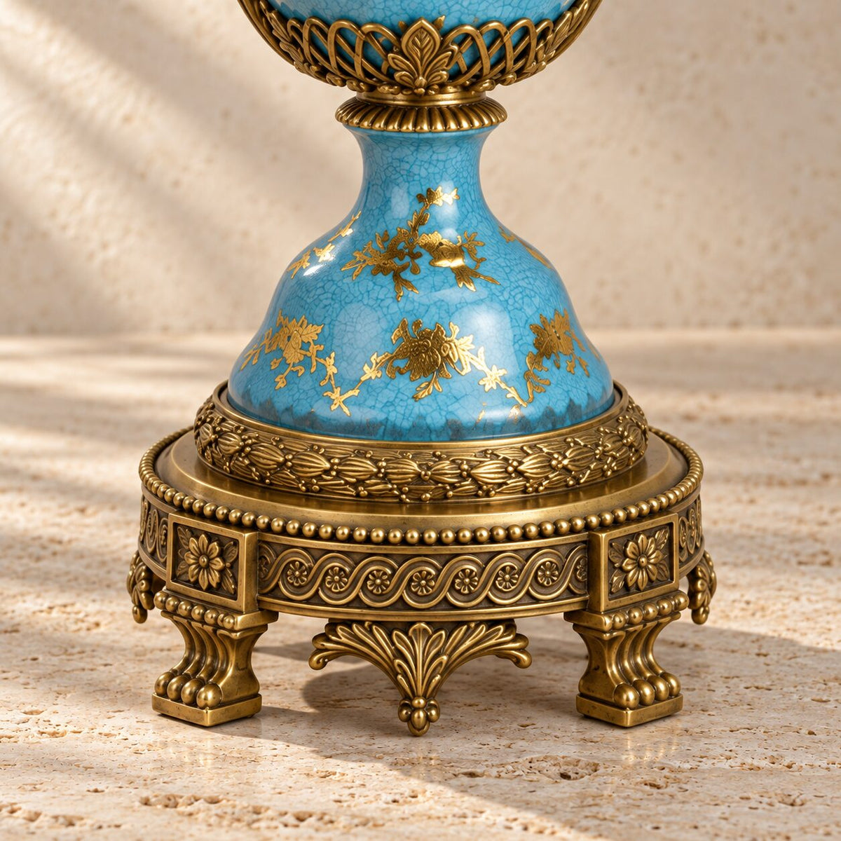 Potiche couverte en porcelaine bleu céleste et bronze doré, détail buste femme ailes gros plan face