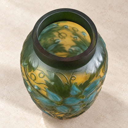 Vase camée Art Nouveau à décor de clématites vertes et bleues, vue plongeante sur l'ouverture