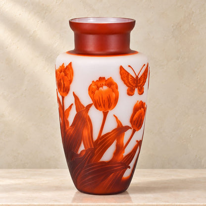 Vase camée en pâte de verre décor tulipes, style Gallé, vue de trois quarts