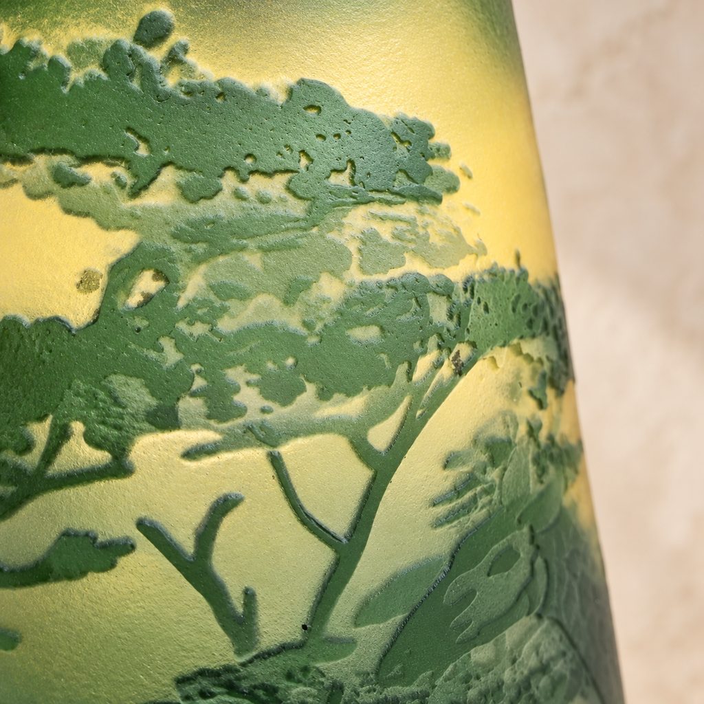 Vase camée en verre multicouche décor girafes et savane, détail acacia relief