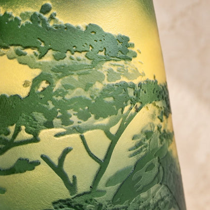 Vase camée en verre multicouche décor girafes et savane, détail acacia relief