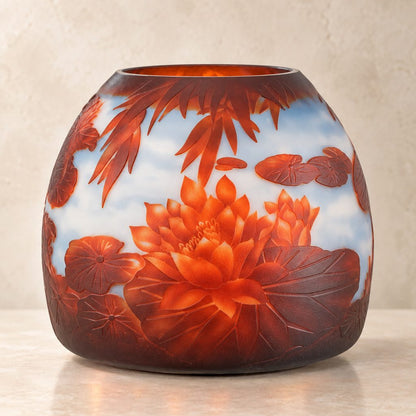 Vase camée en verre multicouche à décor de nénuphars, face secondaire