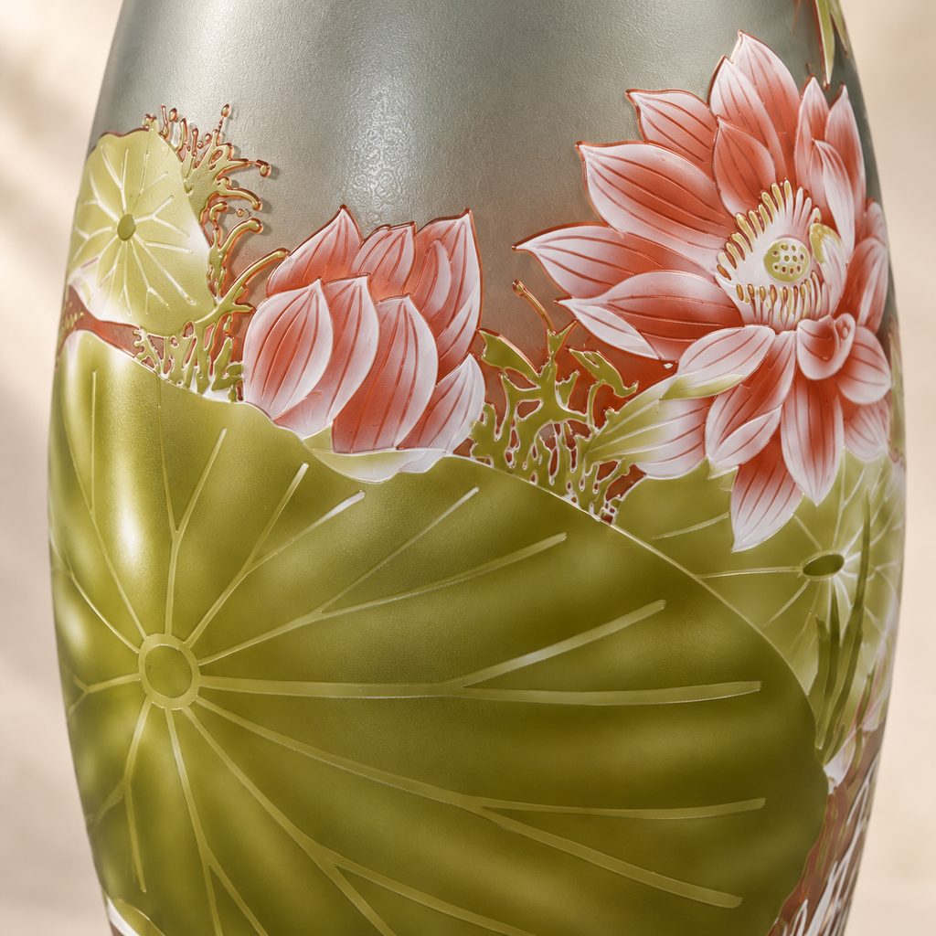 Vase camée en verre multicouche décor nénuphars et lotus, détail lotus grande feuille