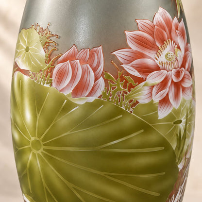 Vase camée en verre multicouche décor nénuphars et lotus, détail lotus grande feuille