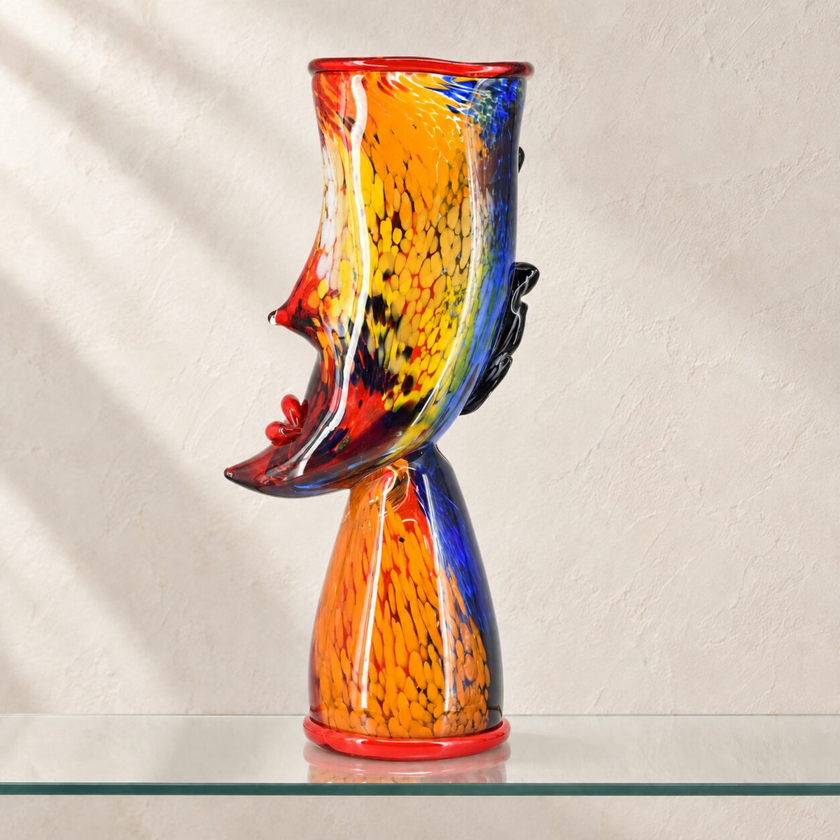 Vase sculpture visage cubiste de profil en verre polychrome style Murano, vue de profil angle 4