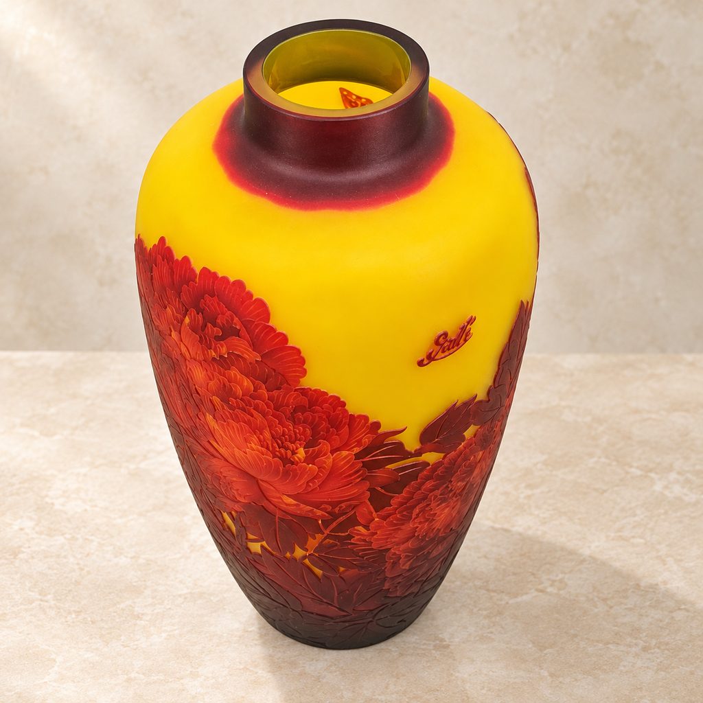 Vase en verre multicouche décor pivoines et papillon, vue plongeante sur l'ouverture