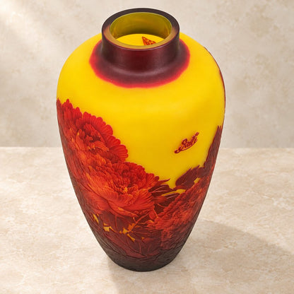 Vase en verre multicouche décor pivoines et papillon, vue plongeante sur l'ouverture