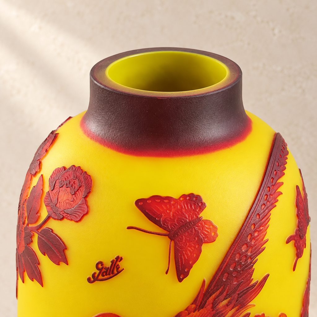 Vase en verre multicouche décor pivoines et perdrix, détail col papillon