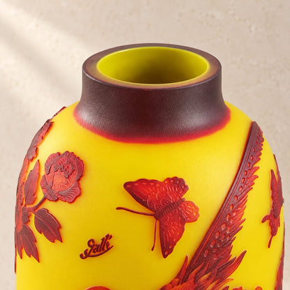 Vase en verre multicouche décor pivoines et perdrix, détail col papillon