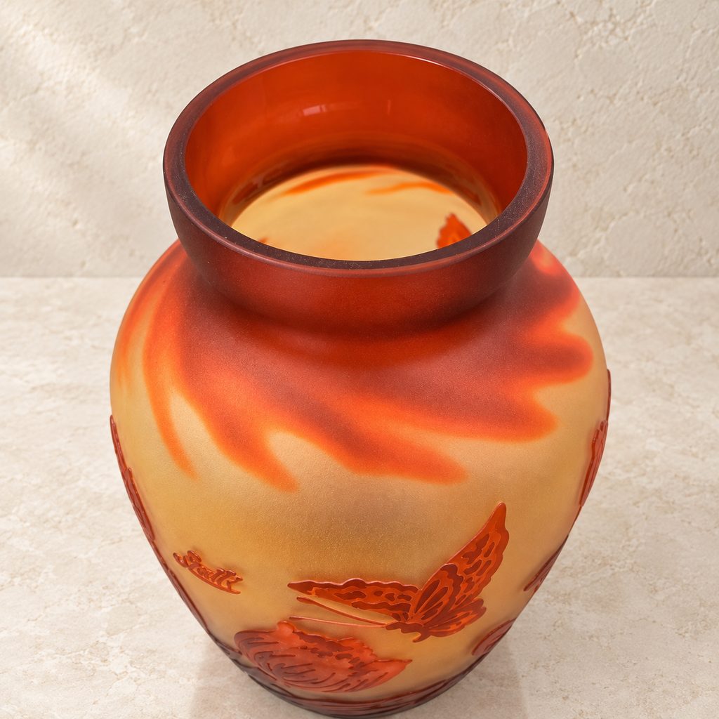 Vase en verre multicouche décor tulipes et papillon, vue plongeante sur l'ouverture