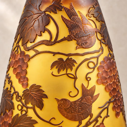 Vase en verre multicouche à décor de vigne et raisins, détail oiseaux branches
