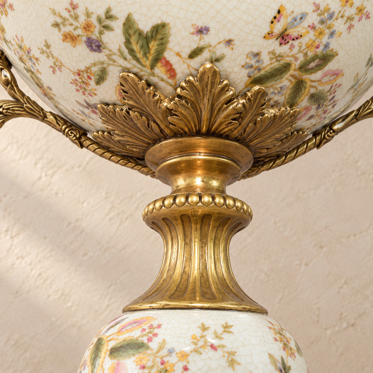 Coupe en porcelaine craquelée à décor floral, monture bronze - H. 42 cm