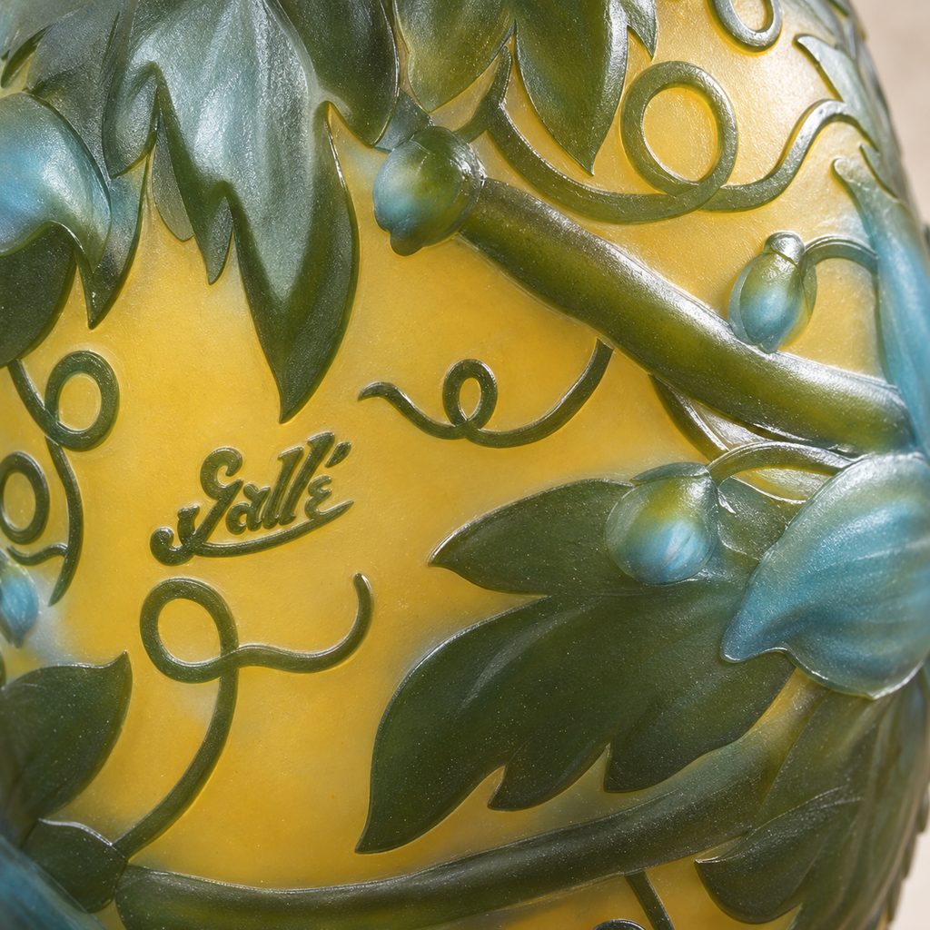 Vase camée Art Nouveau à décor de clématites vertes et bleues, détail de l'inscription gravée, vue 12