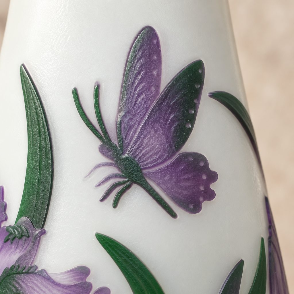 Vase camée en verre multicouche décor iris et libellule, détail papillon