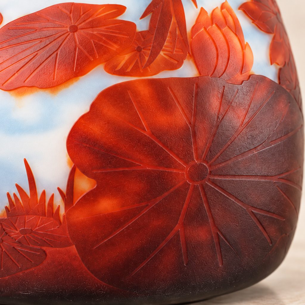 Vase camée en verre multicouche à décor de nénuphars, détail feuille nénuphar