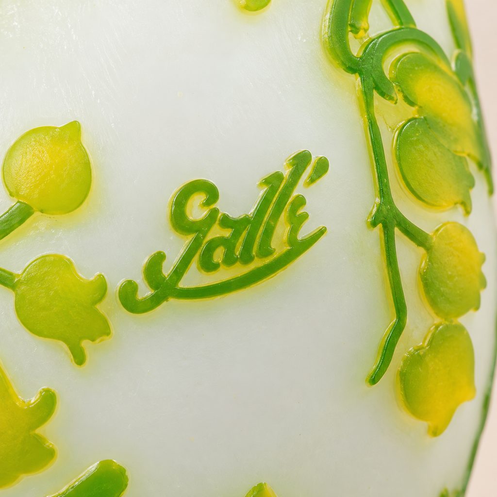 Vase en verre camée décor muguet vert et jaune, détail de l'inscription gravée