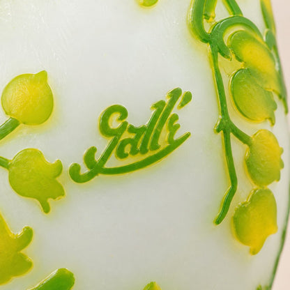Vase en verre camée décor muguet vert et jaune, détail de l'inscription gravée