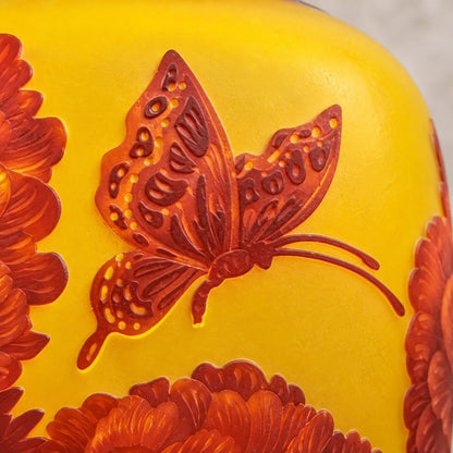 Vase en verre multicouche décor pivoines et papillon, détail papillon relief