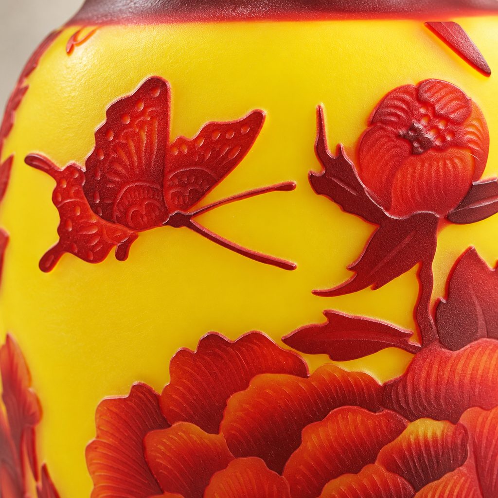Vase en verre multicouche décor pivoines et perdrix, détail papillon pivoine