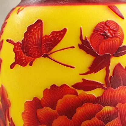 Vase en verre multicouche décor pivoines et perdrix, détail papillon pivoine