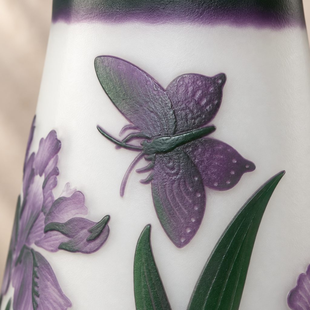 Vase camée en verre multicouche décor iris et libellule, détail papillon relief