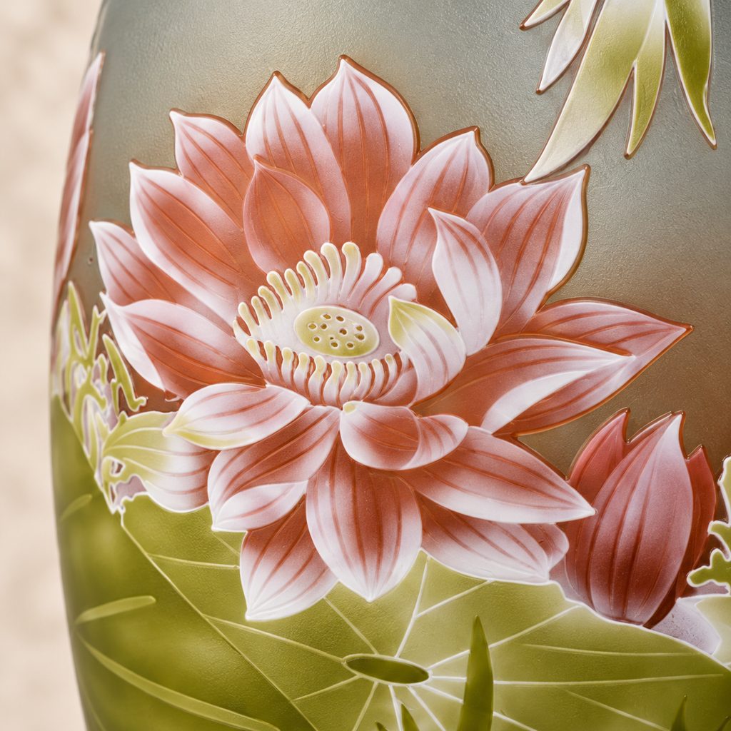 Vase camée en verre multicouche décor nénuphars et lotus, détail lotus relief