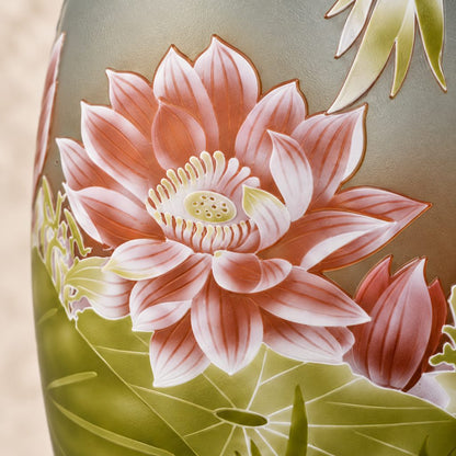 Vase camée en verre multicouche décor nénuphars et lotus, détail lotus relief