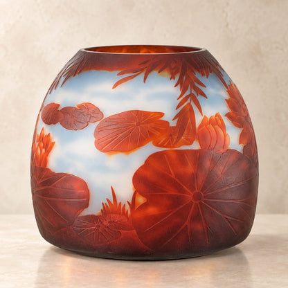 Vase camée en verre multicouche à décor de nénuphars, vue complémentaire