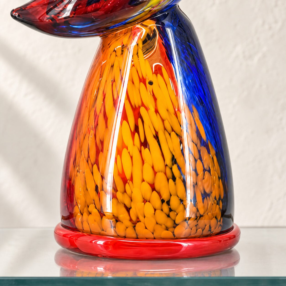 Vase sculpture visage cubiste de profil en verre polychrome style Murano, détail pied base gros plan
