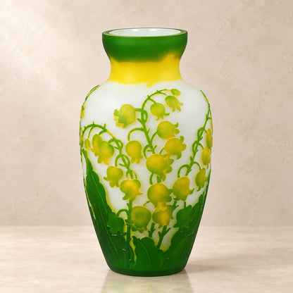 Vase en verre camée décor muguet vert et jaune, face clochettes muguet