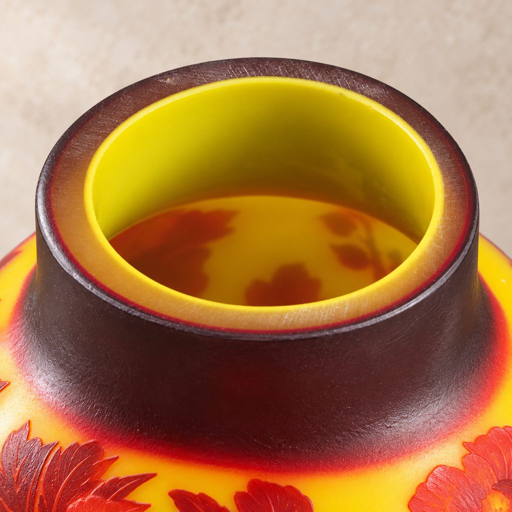 Vase en verre multicouche décor pivoines et perdrix, détail ouverture