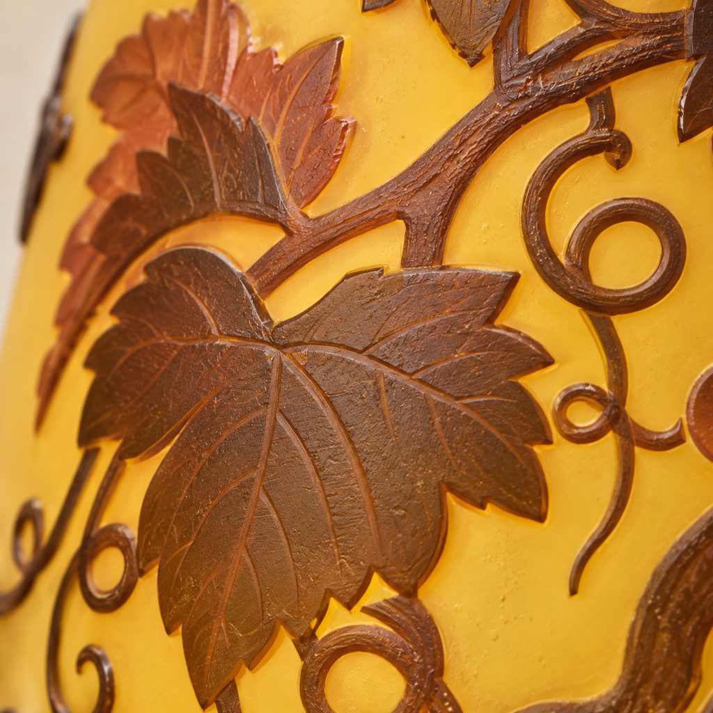 Vase en verre multicouche à décor de vigne et raisins, détail feuille vigne