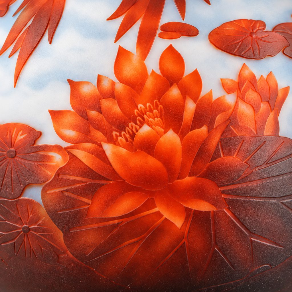 Vase camée en verre multicouche à décor de nénuphars, détail nénuphar relief