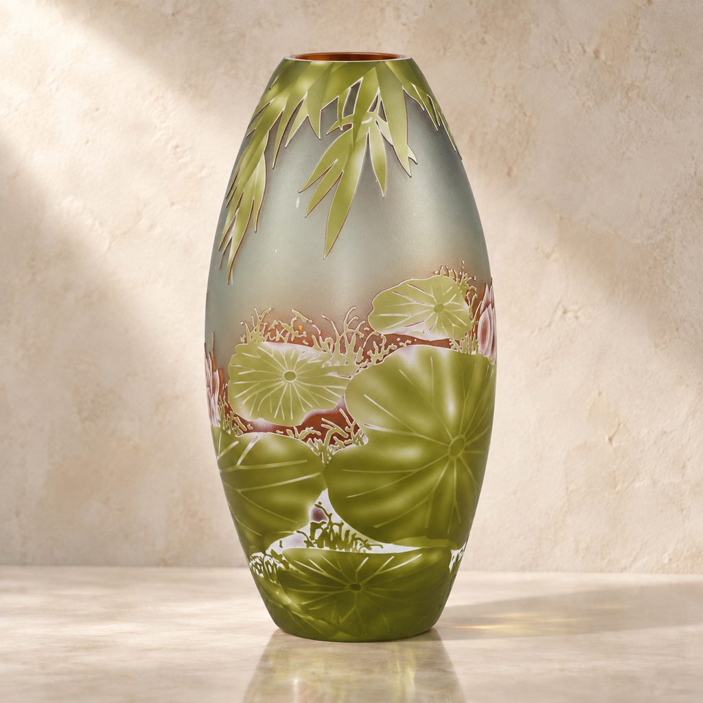 Vase camée en verre multicouche décor nénuphars et lotus, vue complémentaire