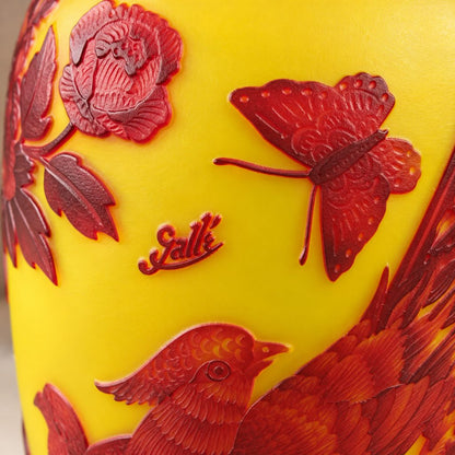 Vase en verre multicouche décor pivoines et perdrix, détail de l'inscription gravée papillon